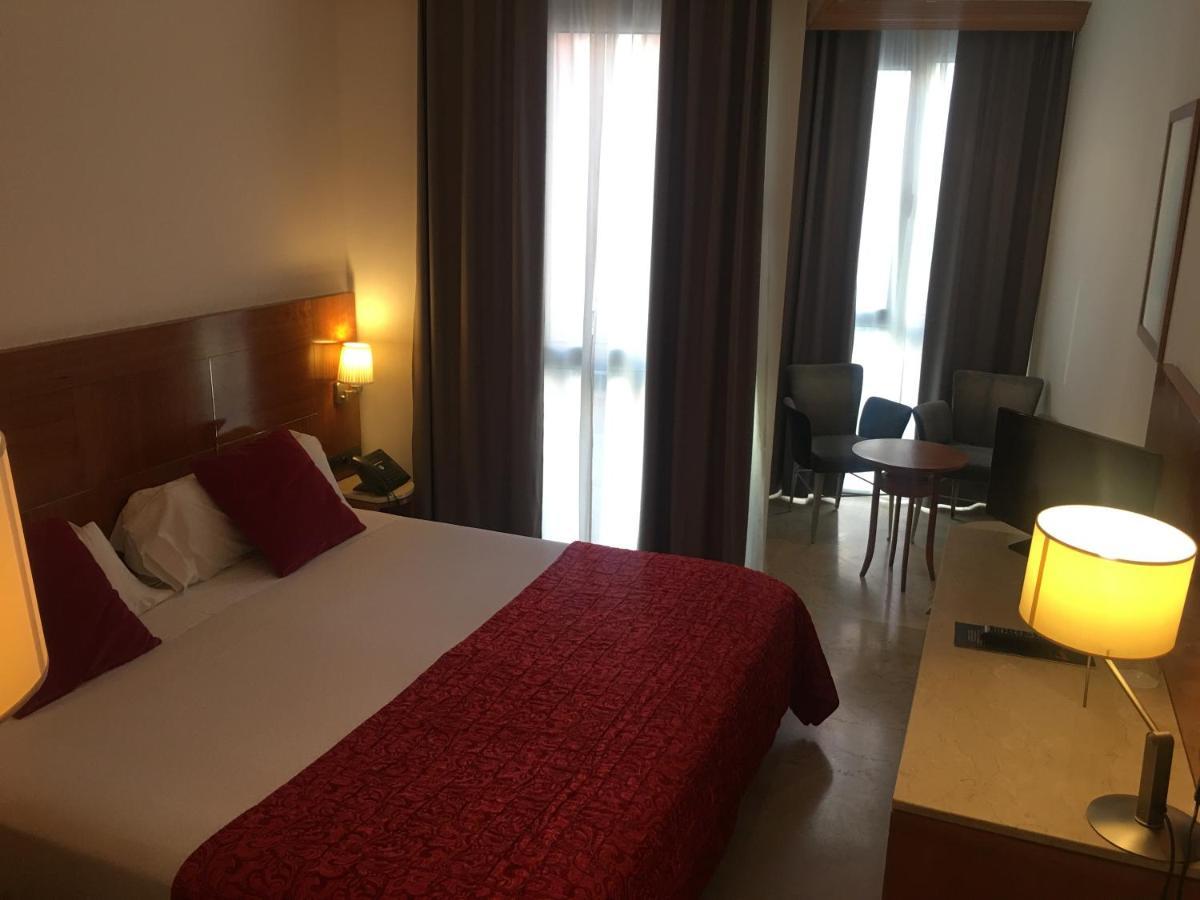 Hotel Calasanz مولينس ذي راي المظهر الخارجي الصورة